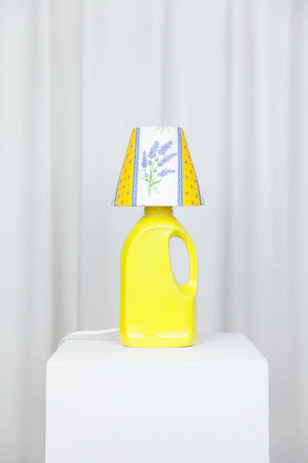 Lampe Laundry jaune par Lola Mayeras