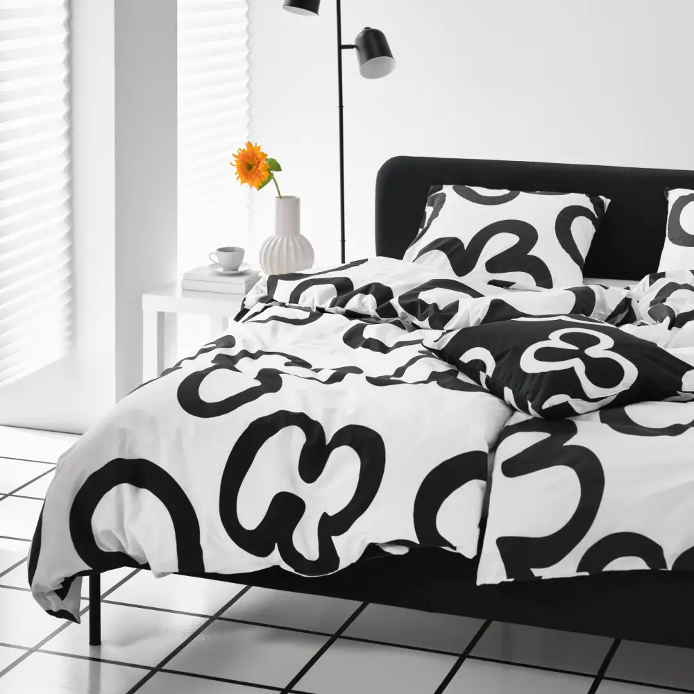 Linge de lit noir et blanc à motif modèle KLIPPBRÄCKA