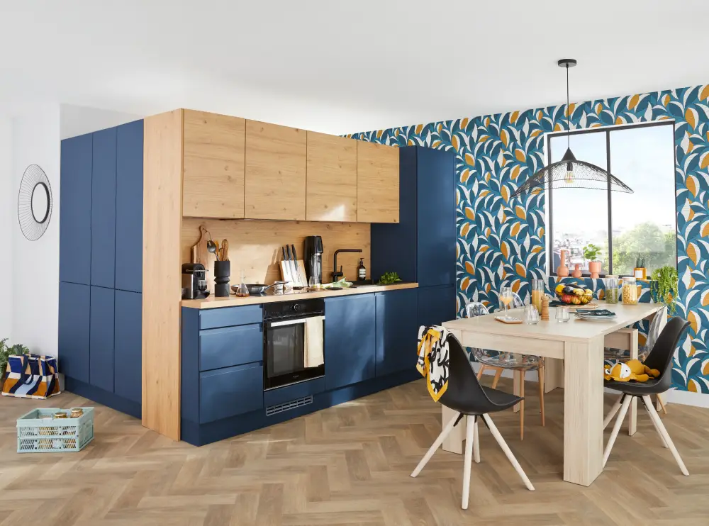 Mix and match de meubles de cuisine bleus et bois