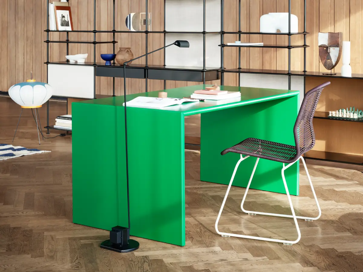 Bureau large et minimaliste de couleur vert