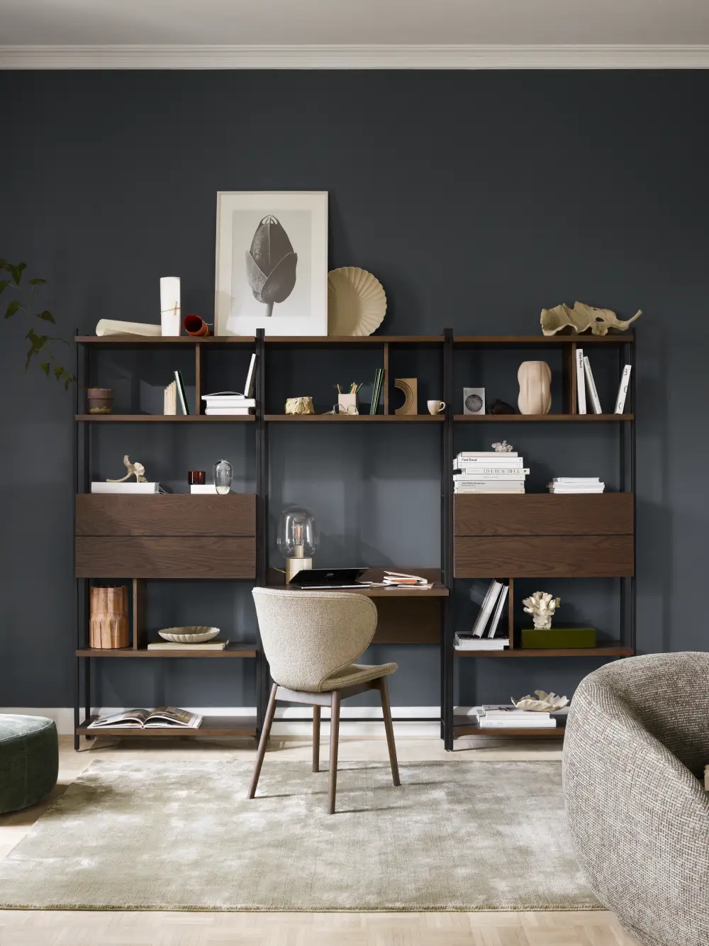 Mur noir anthracite avec bureau bois foncé