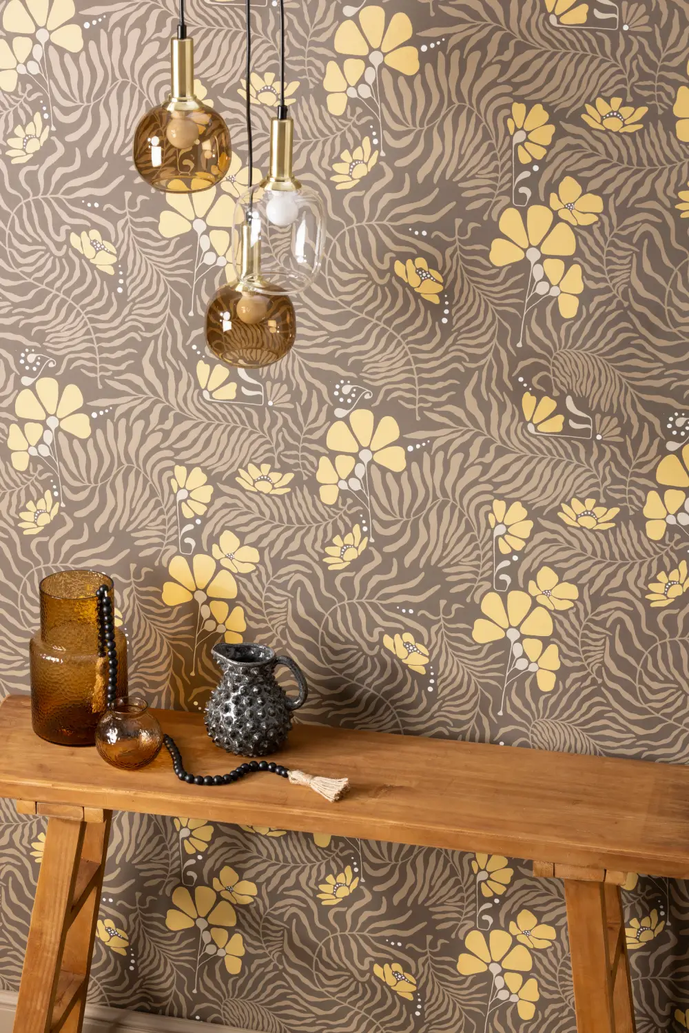 Papier peint décor floral couleur Mocha Mousse avec touche de jaune pâle