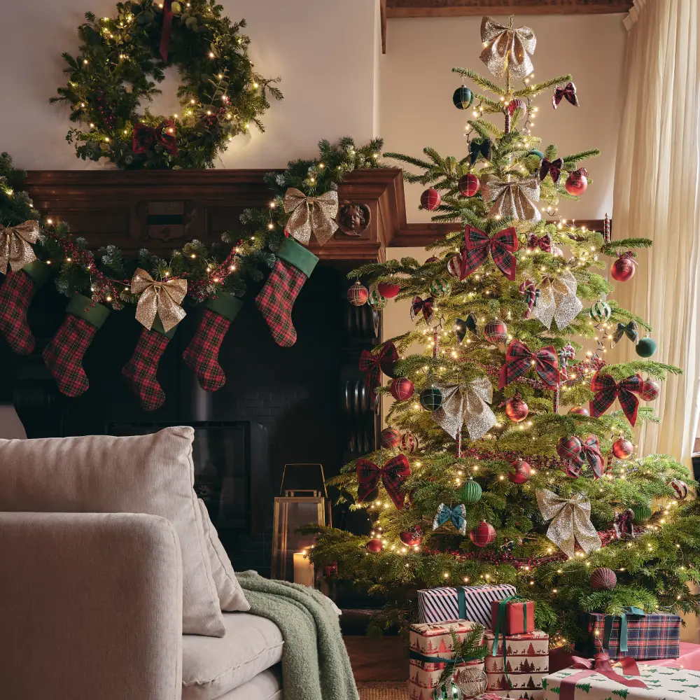 Décoration de Noël avec des nœuds dorés à paillettes et motifs écossais rouge et vert