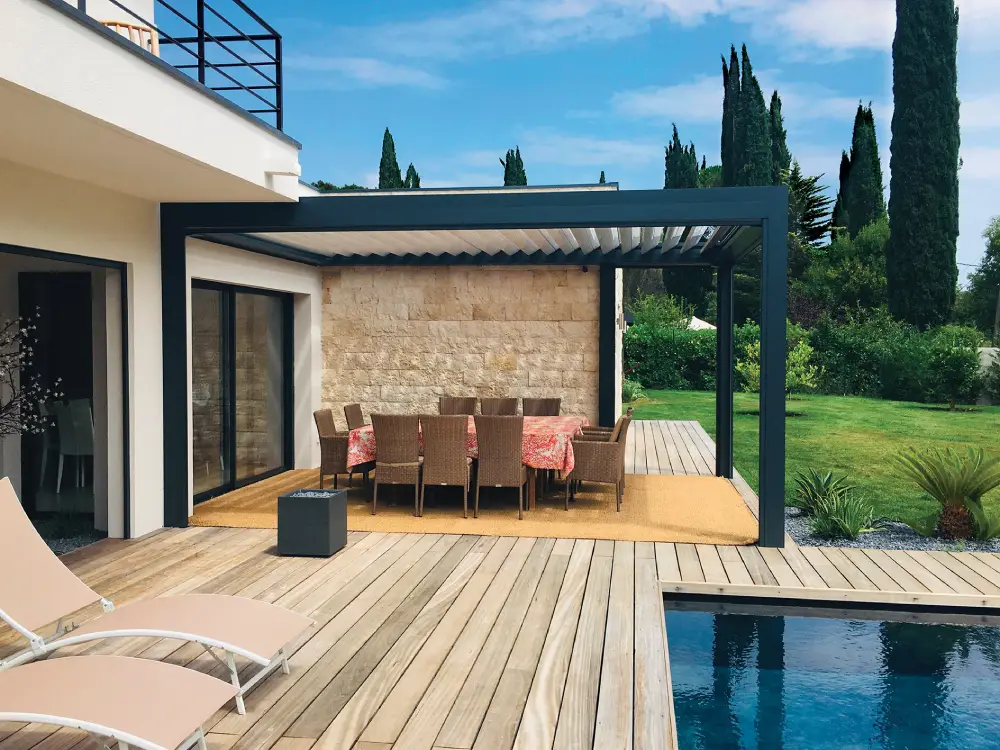 Pergola bioclimatique adossée au mur de la maison