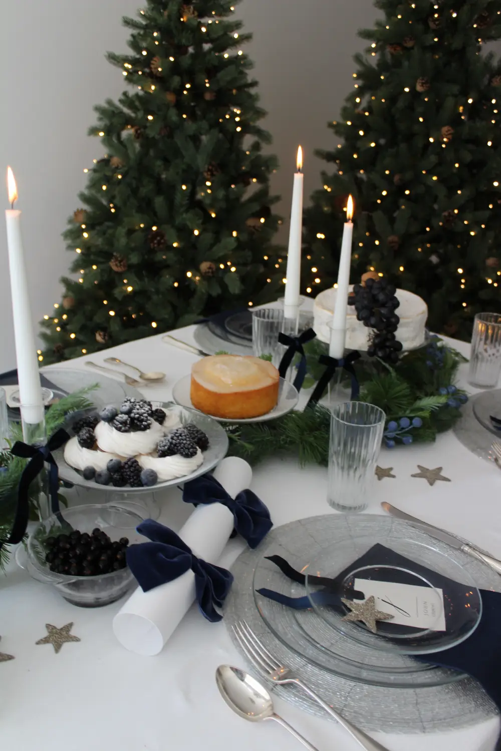 Déco de table de Noël avec rubans bleus sous forme de nœuds