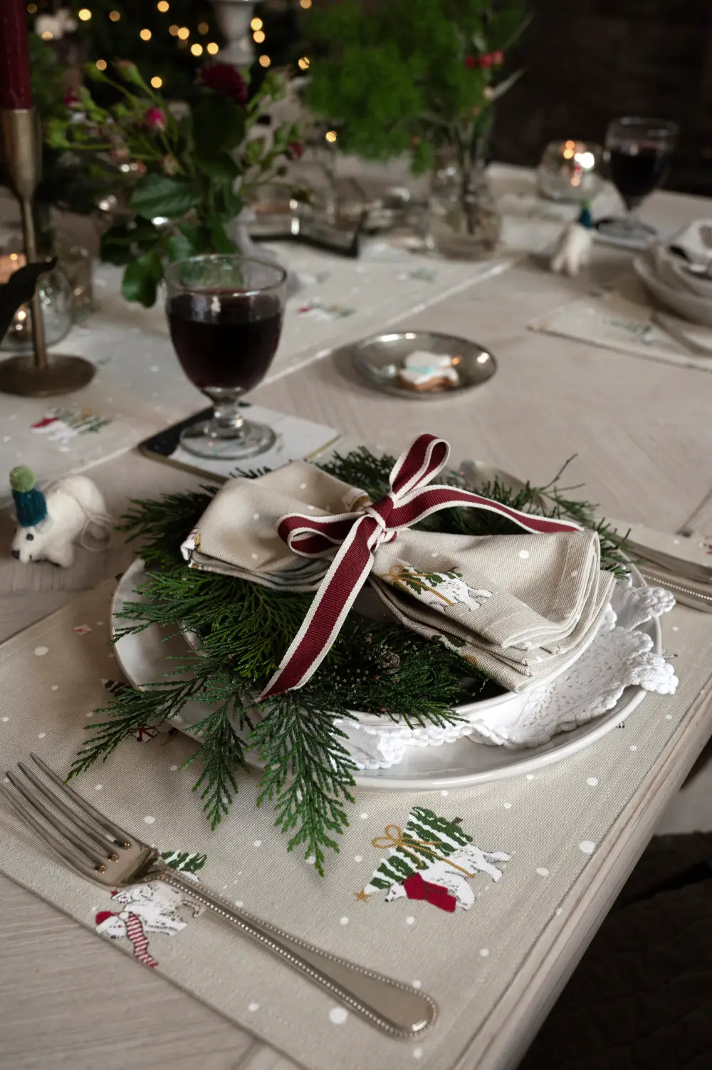 Ruban rouge et blanc pour attacher la serviette de table avec un nœud