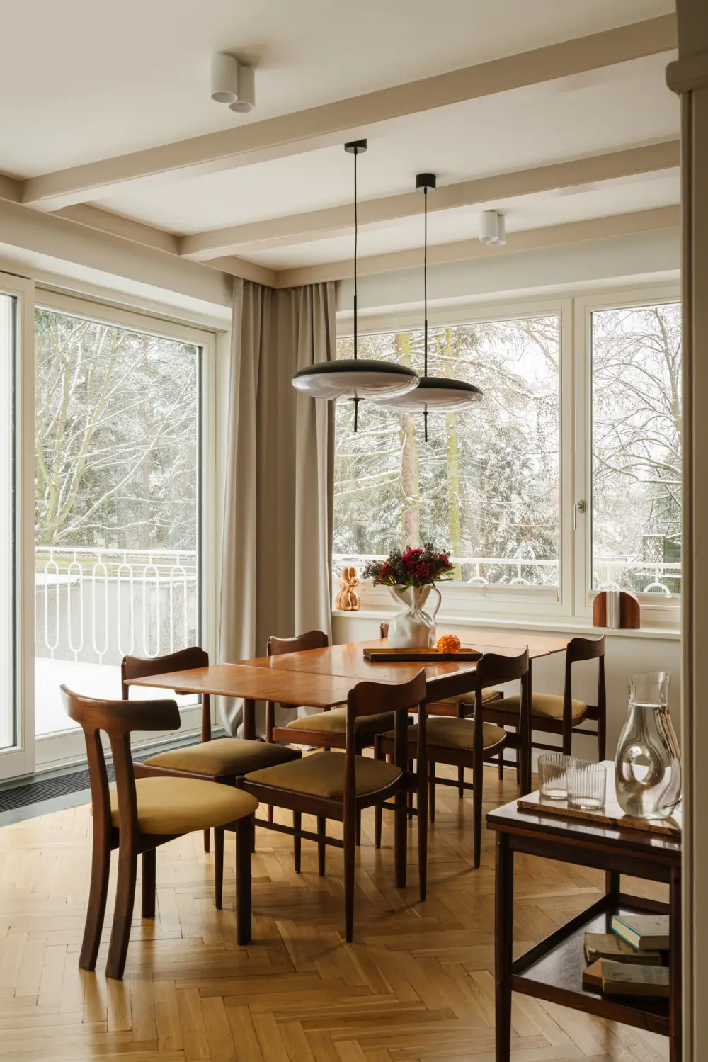 Salle à manger avec grande table en bois, décor moderne et vintage, tons beige