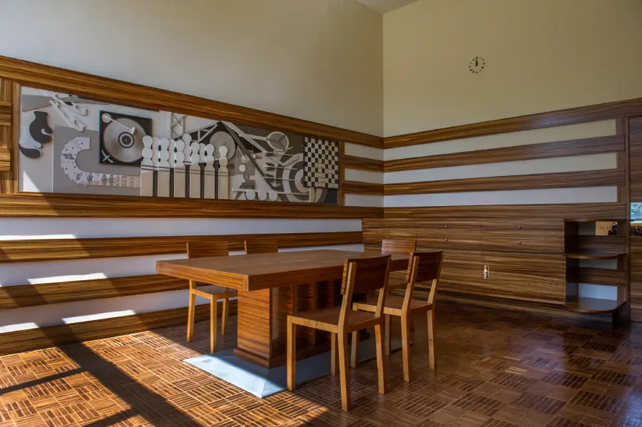 Salle à manger des enfants à la Villa Cavrois, table en bois, revêtement mural bois