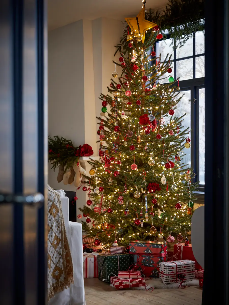 Sapin de Noël décorer avec ornements traditionnels et pièces artisanales