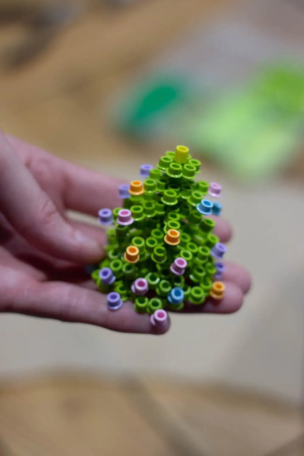 Sapin de Noël avec boules de Noël en perles à repasser assemblé