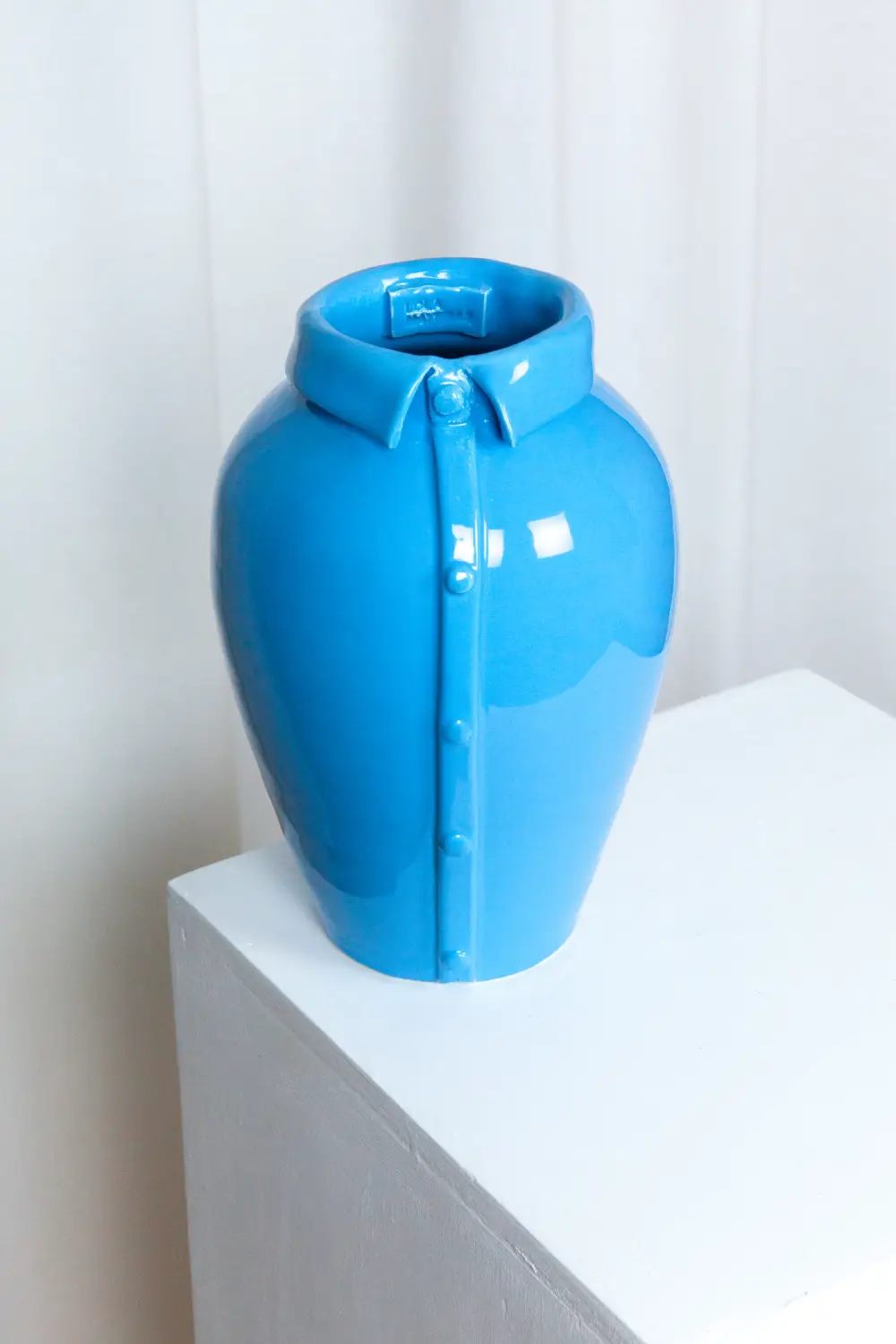 Shirt vase blue en céramique par Lola Mayeras