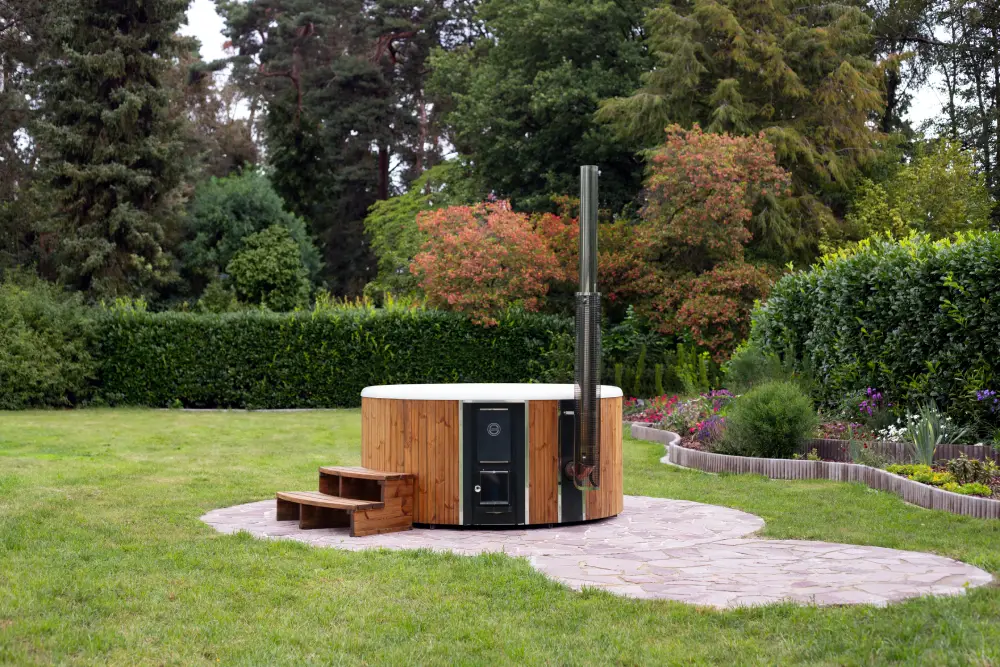 Spa en bois dans jardin avec poêle intégré