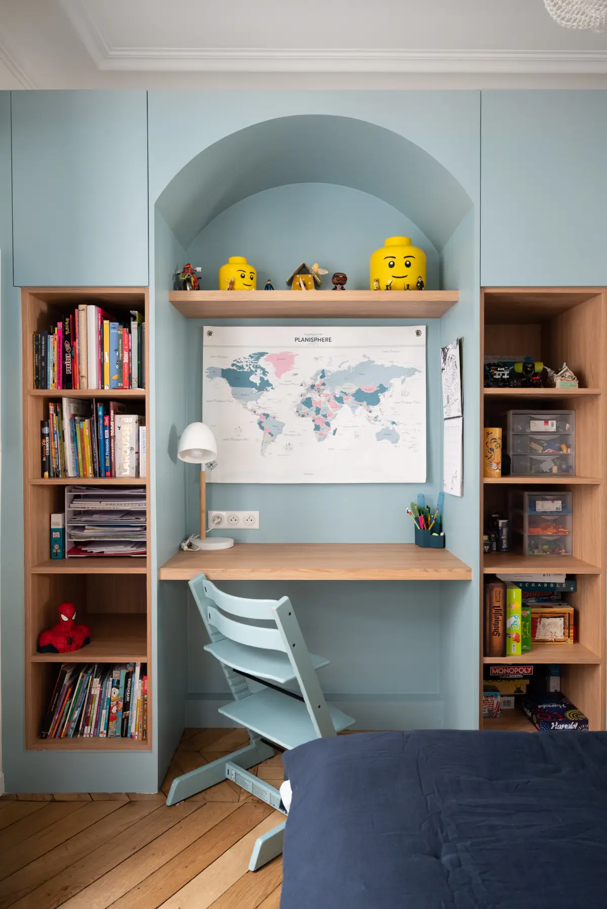 Bureau bleu clair et bois dans une chambre