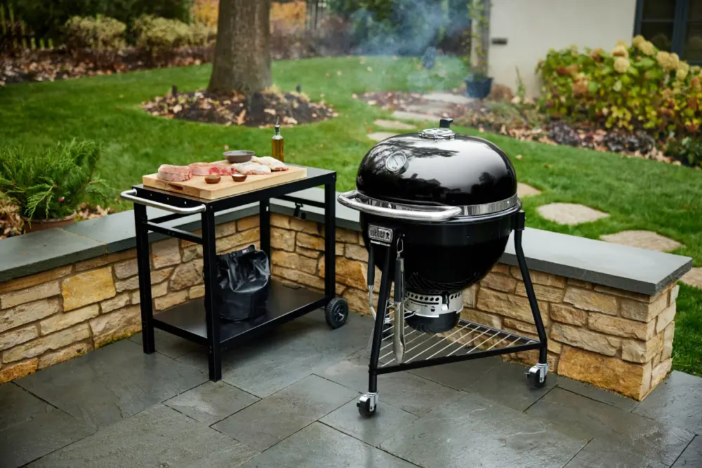 Summit® Kamado avec support à roulettes, weber