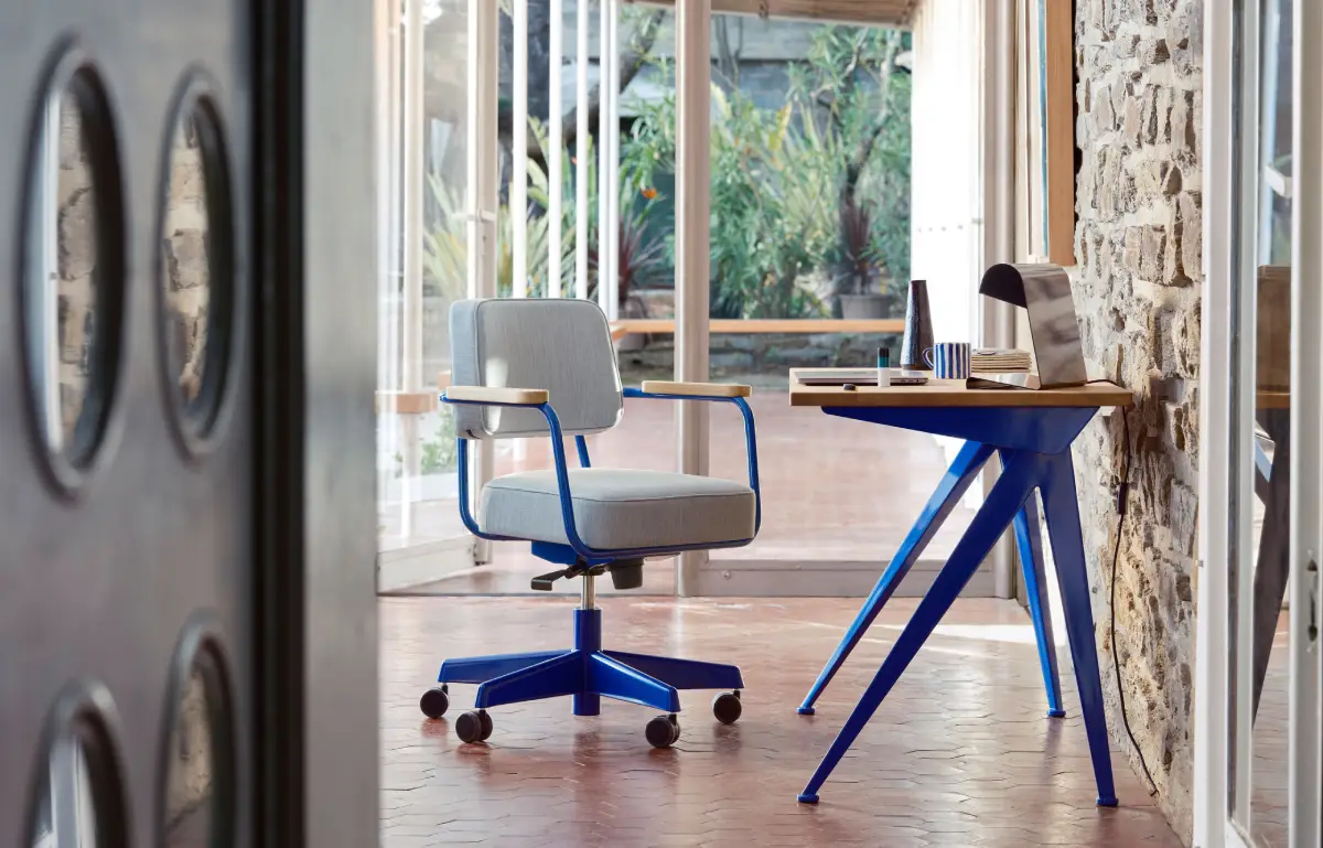 Bureau design par Jean Prouvé, pieds bleus, plateau en bois