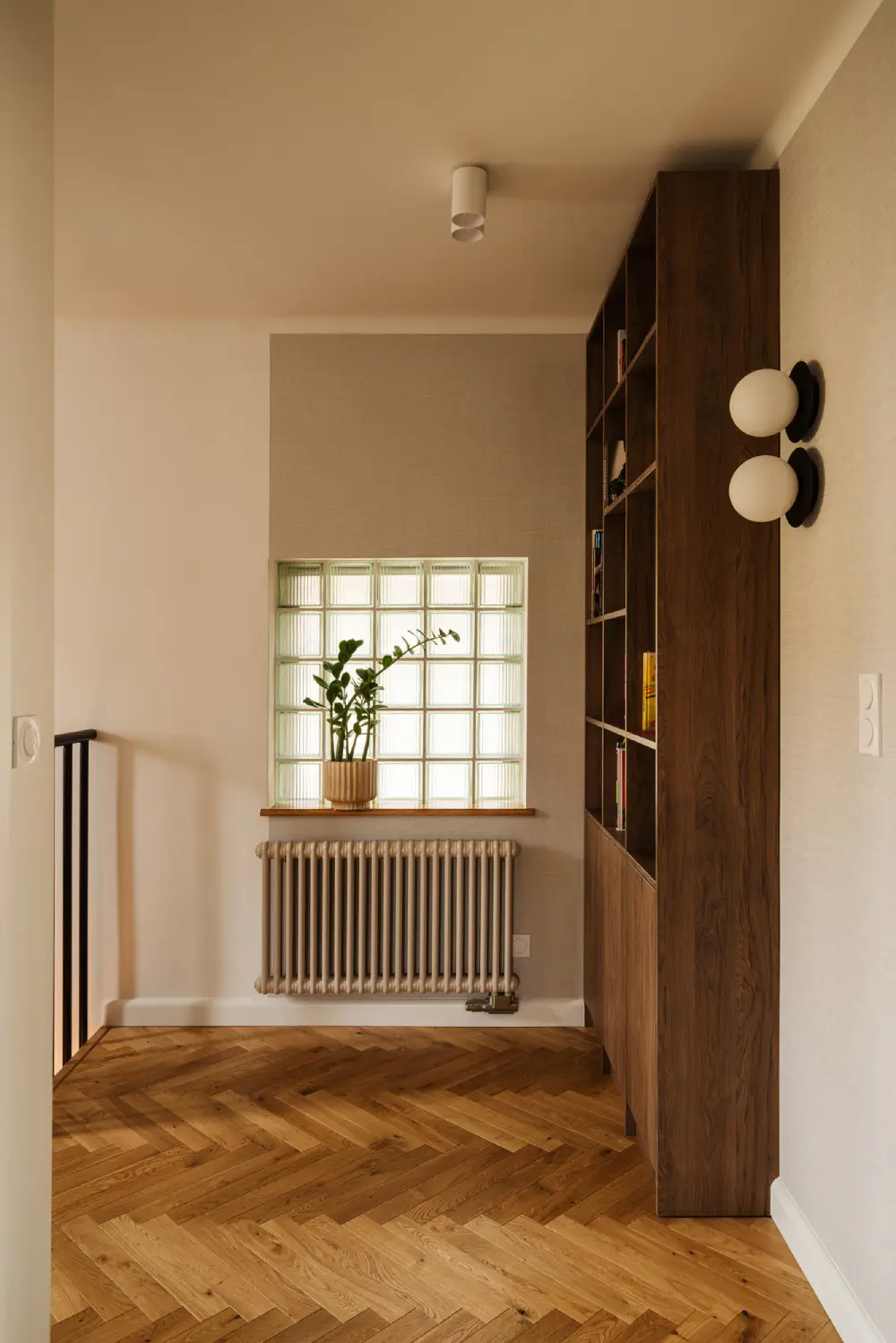 Palier du haut, parquet bois au sol, bibliothèque en bois, villa à Łódź