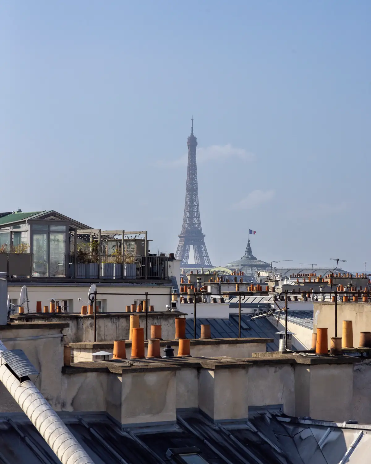 Vue sur les toits de Paris et la tour Eiffel